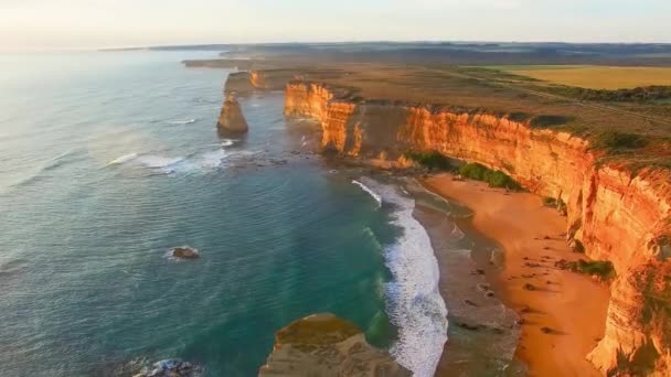 Vista aérea de Doce Apóstoles al atardecer. Rocas gigantes sobre el mar al atardecer, Australia — Vídeos de Stock