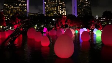 SINGAPORE - 1 HAZİRAN 2020 Singapur Körfezi yakınlarındaki Bahçelere yerleştirilmiş, gölde aydınlatılmış yumurtalar.