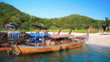 Phuket, Tayland - 22 Aralık 2019: Güzel güneşli bir günde kıyı şeridi boyunca uzun kuyruklu tekneler.
