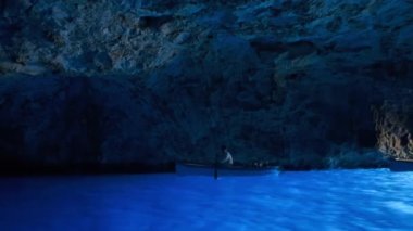 CAPRI, İtalya - 17 Haziran 2021: Turistler ve yerel halk ünlü Blue Grotto 'yu ziyaret etti.