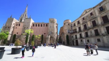 BARCELONA - 11 Mayıs 2018: Turistler ortaçağ binalarıyla antik meydanın keyfini çıkarıyorlar.