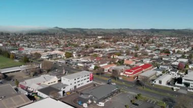 ROTORUA, NEW ZEALAND - 5 Eylül 2018: Geri sayım süpermarketinin ve araba parkının hava görüntüsü.