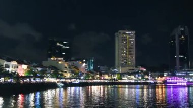 Singapur - 4 Ocak 2020: Clarke Quay yakınlarındaki şehir binalarının gece manzarası.