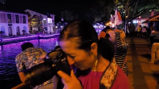 Malacca Malaysia Декабря 2019 Туристы Ночью Наслаждаются Набережной Реки — стоковое видео