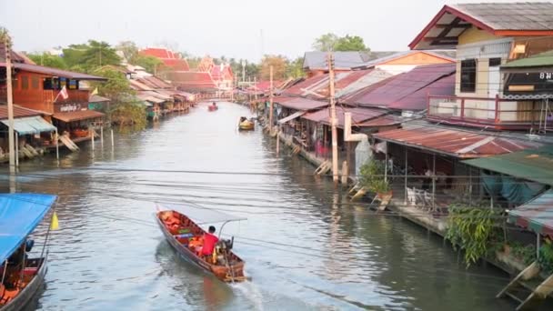 Amphawa Thaiföld December 2019 Csónak Város Folyó Naplementekor — Stock videók