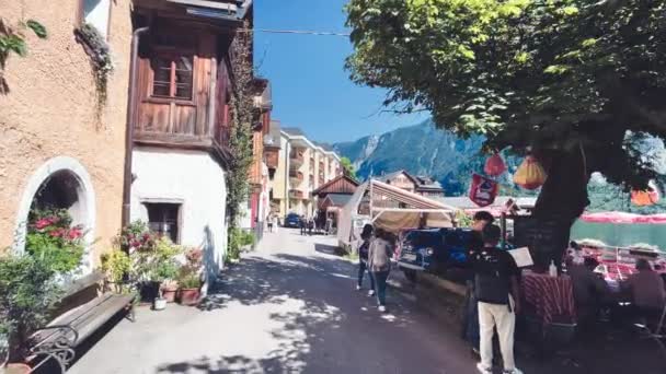 Hallstatt Áustria Setembro 2021 Turistas Apreciam Ruas Cidade Belo Dia — Vídeo de Stock