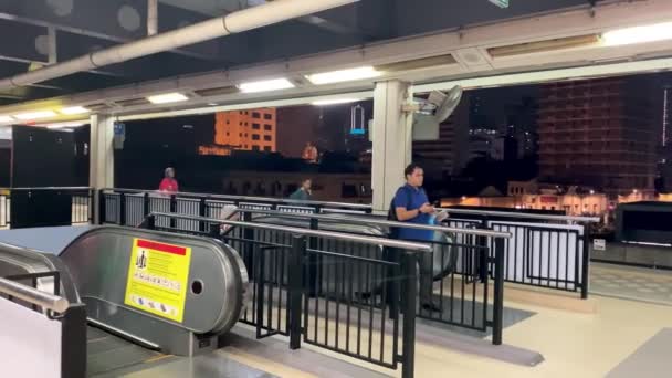 KUALA LUMPUR, MALAYSIA - 27. prosince 2019: Vlak metra v noci ve stanici metra — Stock video