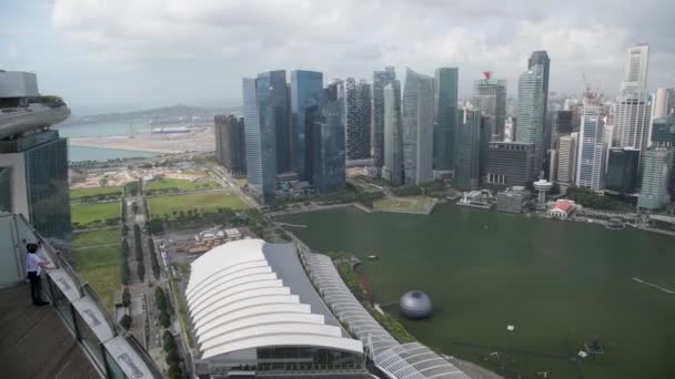 SINGAPUR - 2. června 2020: Letecký pohled na panorama Marina Bay z městské střechy — Stock video
