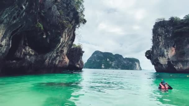PHUKET, THAILAND - DECEMBER 22, 2019: Pulau Hong dengan perenang pada hari berawan — Stok Video