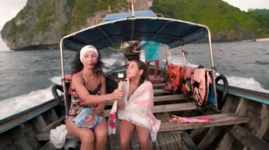 Uzun bir teknede küçük bir kız. Annesiyle seyahatin tadını çıkarıyor.