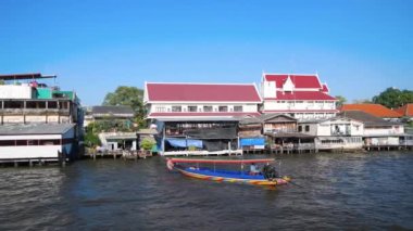 Chao Phraya nehri ve Bangkok binaları güneşli bir günde