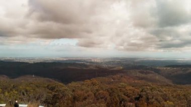 Adelaide kırsal hava manzarası Mount Lofty Koruma Parkı, Avustralya İHA 'dan