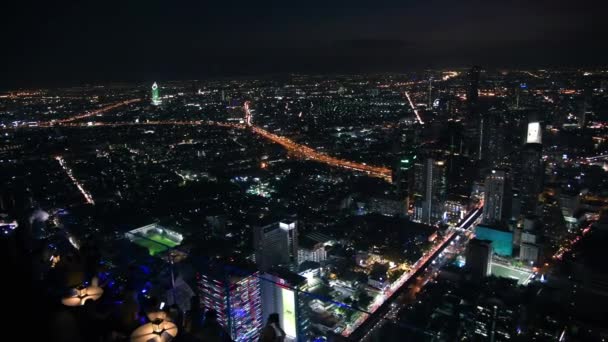 Ночные огни Бангкока. Вид с воздуха на город — стоковое видео