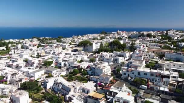 Veduta aerea della città di Anacapri e delle case nella stagione estiva, Capri - Italia — Video Stock