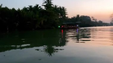 Günbatımında tekneleri olan Amphawa Nehri, Tayland