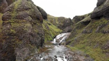 Stjornarfoss Şelaleleri İzlanda 'da, hava manzaralı. İzlanda Doğal Arazisi