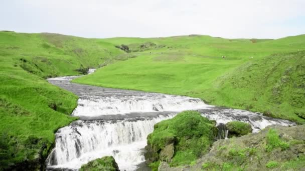 Skogafoss Vízesések és hegyek a nyári szezonban, Izland Lassított mozgás — Stock videók