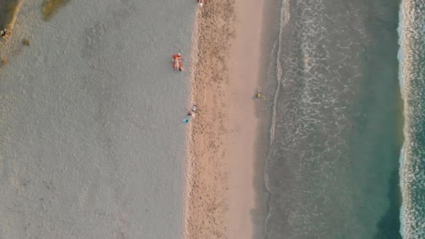 Légi felvétel kis hullámokról a parton. Lassú mozgás. — Stock videók