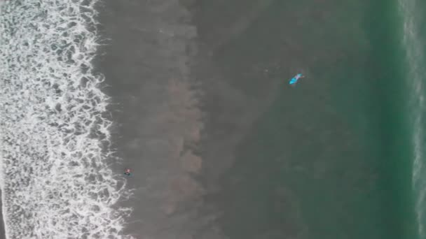 Vista aérea aérea de pequeñas olas en la costa. Movimiento lento — Vídeos de Stock