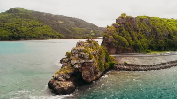 Matthew Flinders kapitány emlékműve Mauritiuson. Légi felvétel a drónról egy felhős napon — Stock videók