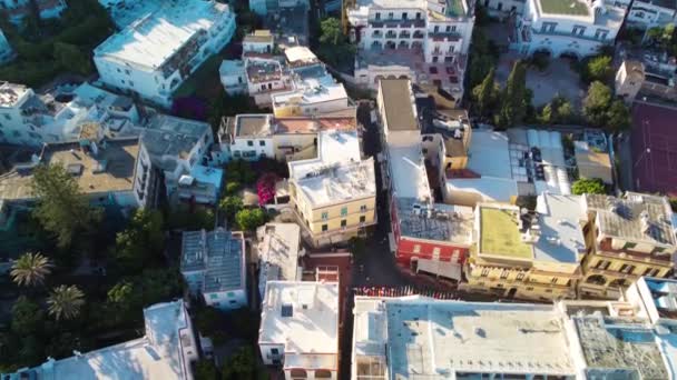 Город Капри на закате, Италия. Вид с воздуха на городские дома с беспилотника в летний сезон — стоковое видео