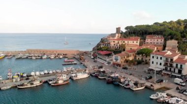 Marina di Campo 'nun sahil şeridi, Elba Adası. Yaz mevsiminde İtalyan sahil manzarası
