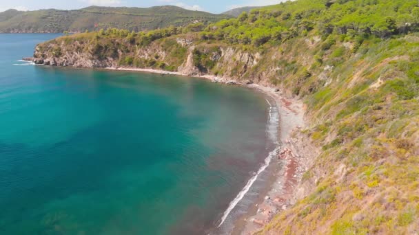 Acquarilli Sahili, Elba Adası 'nın havadan görünüşü. Yavaş çekim — Stok video