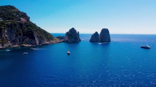 Faraglioni a Capri pobřeží od Marina Piccola, letecký výhled - Itálie — Stock video