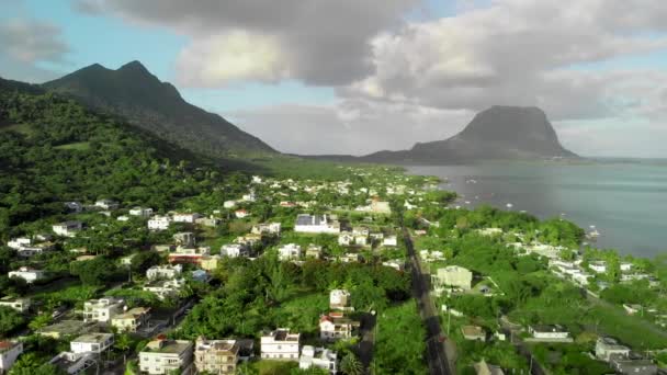 Mauritius, Afrika. Panorámás légi felvétel Le Morne Beach drónjáról — Stock videók