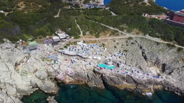Vista aérea de Lighthouse Beach a partir de drone em Anacapri, Itália, na temporada de verão — Vídeo de Stock