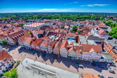 Celle, Almanya - 18 Temmuz 2016: Bir yaz gününde Ortaçağ şehir sokaklarının havadan görünüşü