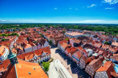 Celle, Almanya - 18 Temmuz 2016: Bir yaz gününde Ortaçağ şehir sokaklarının havadan görünüşü
