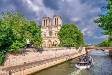 Paris, Fransa - 20 Temmuz 2014: Seine nehri boyunca teknesi olan Notre Dame Bahçeleri