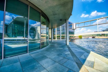 Berlin, Almanya - 25 Temmuz 2016: Bundestag bölgesinin modern binaları güneşli bir günde