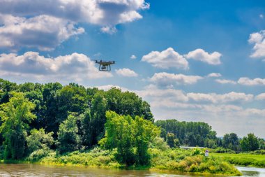 İHA şehir parkının üzerinde uçuyor.