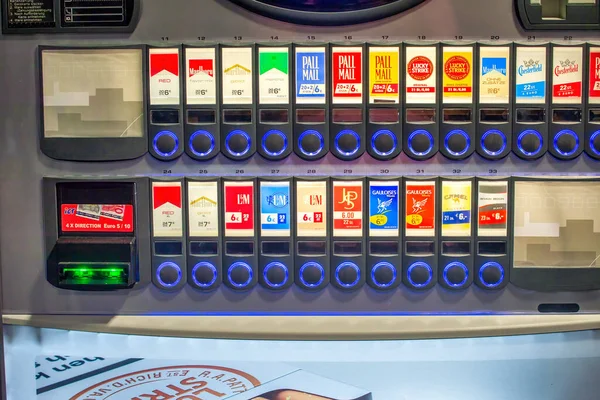 Leipzig Duitsland Juli 2016 Sigarettenautomaat Dispenser Met Vele Kleuren Bedrijfssignalisatie — Stockfoto
