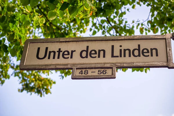 Unter Den Linden Πινακίδα Δρόμου Κάτω Από Δέντρα Του Βερολίνου — Φωτογραφία Αρχείου
