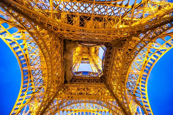 Париж Франция Июля 2014 Удивительное Ночное Освещение Эйфелевой Башни Закате — стоковое фото