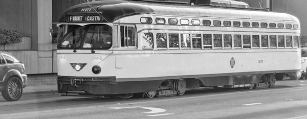 San Francisco Kalifornia Sierpnia 2017 Żółty Vintage Tramwaj Miejski Przyspiesza — Zdjęcie stockowe