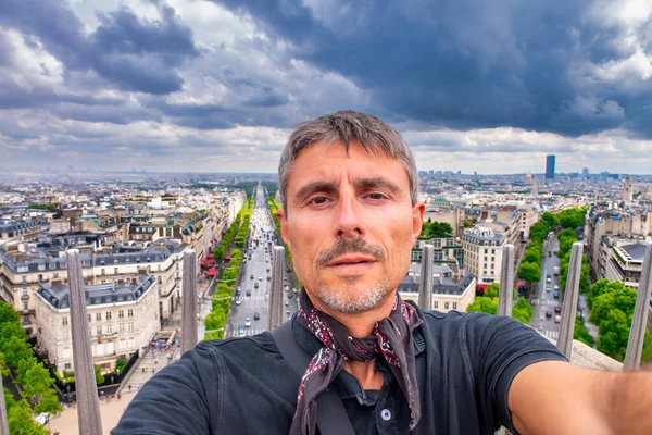 Touriste Masculin Confiant Paris Rues Ville Arrière Plan — Photo