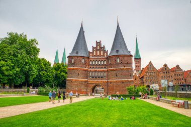 Lubeck, Almanya - 22 Temmuz 2016: Turistler, Almanya 'nın kuzeyinde Schleswig-Holstein eyâletinde, Holstentor' un ünlü kapısını ziyaret ettiler