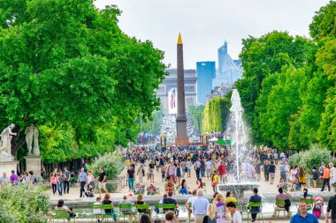 Paris, Fransa - 20 Temmuz 2014: Place de la Concorde, Champs Elysees boyunca şehir trafiği ve arka planda Zafer Kemeri