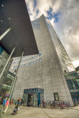 Leipzig, Almanya - 17 Temmuz 2016: Augustusplatz 'ın modern ve antik binaları