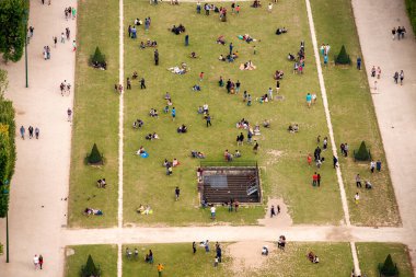 Jardin de la Tour Eiffel. Champ de Mars 'ın ve Paris' teki Eyfel Kulesi bahçelerinin yukarıdan görünüşü