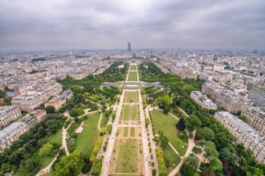 Jardin de la Tour Eiffel. Champ de Mars 'ın ve Paris' teki Eyfel Kulesi bahçelerinin yukarıdan görünüşü
