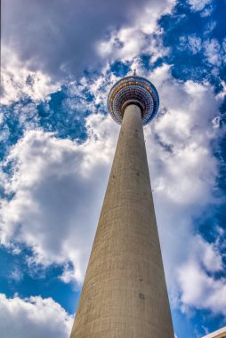 Mavi gökyüzüne karşı Alexanderplatz Kulesi