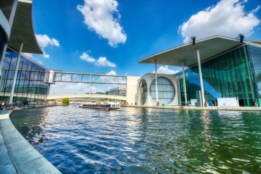 Berlin, Almanya - 25 Temmuz 2016: Bundestag bölgesinin modern binaları güneşli bir günde