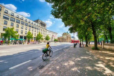 Berlin, Almanya - 25 Temmuz 2016: Brandenburg Kapısı boyunca şehir trafiği