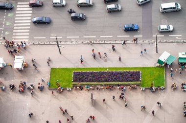 Paris 'teki turistlerin yukarıdan görünüşü