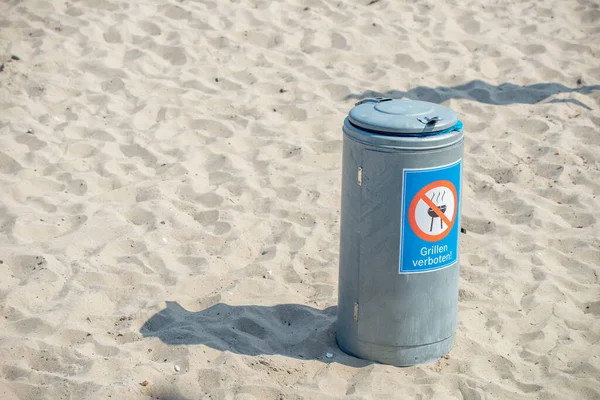 Mülleimer Strand Der Sommersaison — Stockfoto